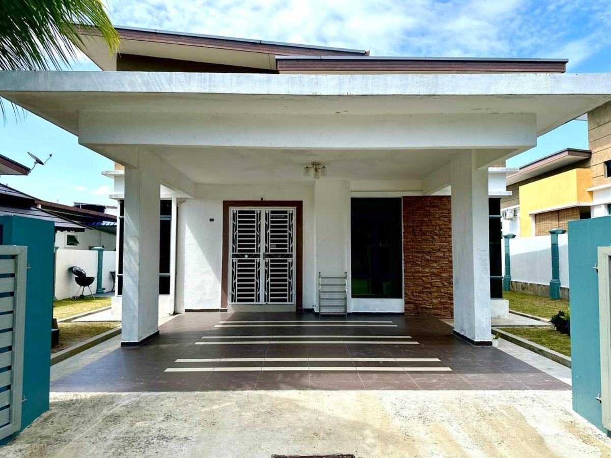 Bandar Melaka Family Bungalow Private Pool Bbq Wifi Netflix Exteriör bild